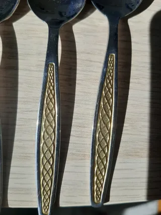 Cucharillas de café doradas y plateadas