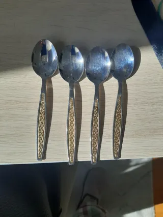 Cucharillas de café doradas y plateadas