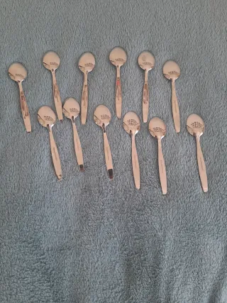 Cucharillas de café doradas y plateadas