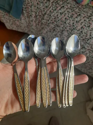 Cucharillas de café doradas y plateadas