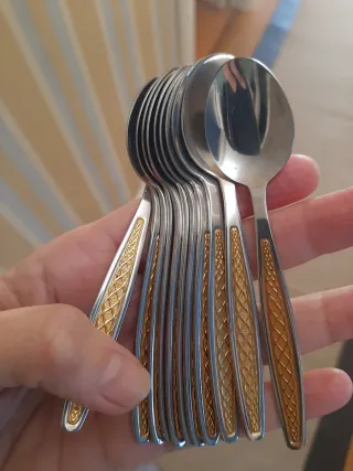 Cucharillas de café doradas y plateadas