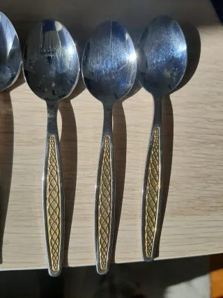 Cucharillas de café doradas y plateadas