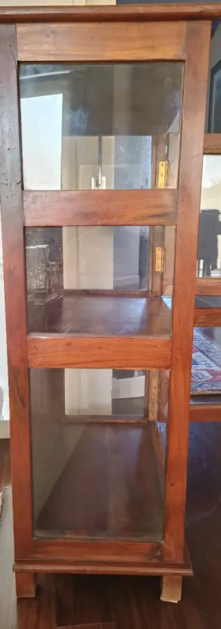 Vitrina de madera estilo colonial, se suelo