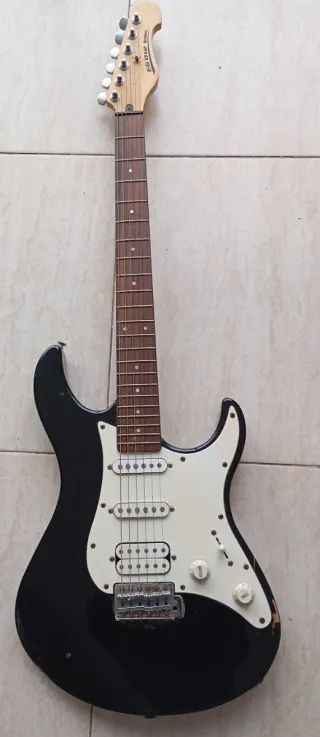 Guitarra Eléctrica Yamaha EG 012 Negra y afilador.