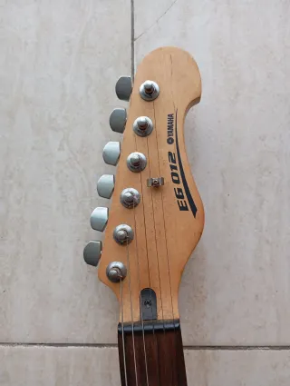Guitarra Eléctrica Yamaha EG 012 Negra y afilador.