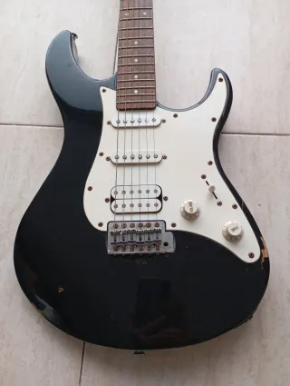 Guitarra Eléctrica Yamaha EG 012 Negra y afilador.