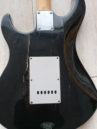Guitarra Eléctrica Yamaha EG 012 Negra y afilador.