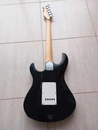 Guitarra Eléctrica Yamaha EG 012 Negra y afilador.