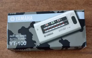 Guitarra Eléctrica Yamaha EG 012 Negra y afilador.