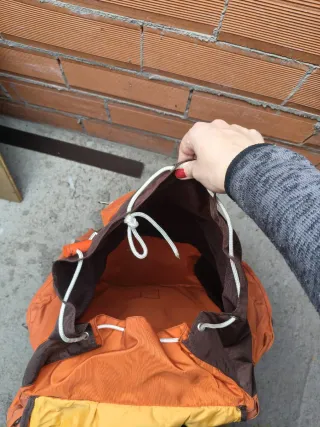 Mochila montaña naranja y marrón