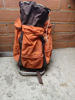 Mochila montaña naranja y marrón