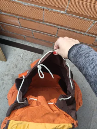 Mochila montaña naranja y marrón