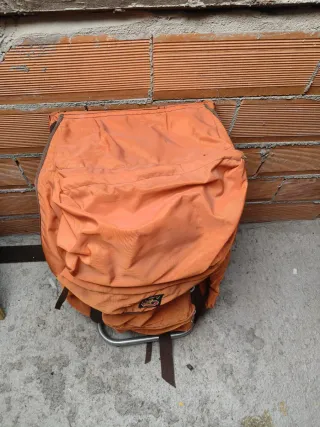 Mochila montaña naranja y marrón