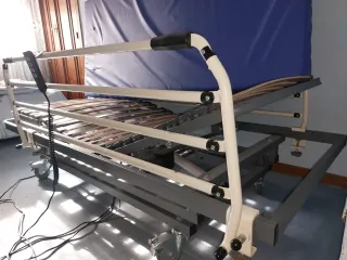 Cama articulada eléctrica y colchoneta antiescaras