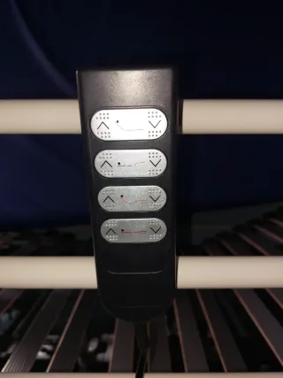 Cama articulada eléctrica y colchoneta antiescaras