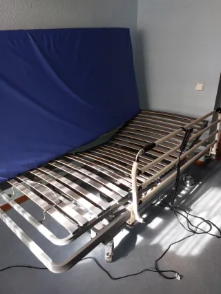 Cama articulada eléctrica y colchoneta antiescaras