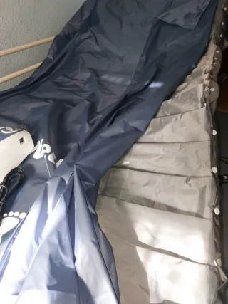 Cama articulada eléctrica y colchoneta antiescaras