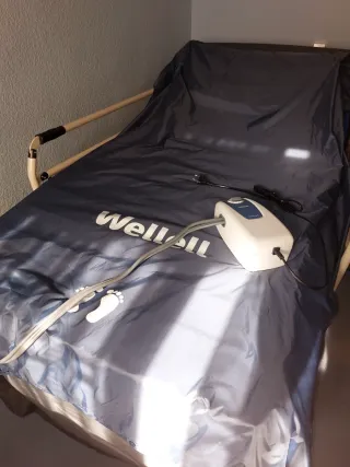 Cama articulada eléctrica y colchoneta antiescaras