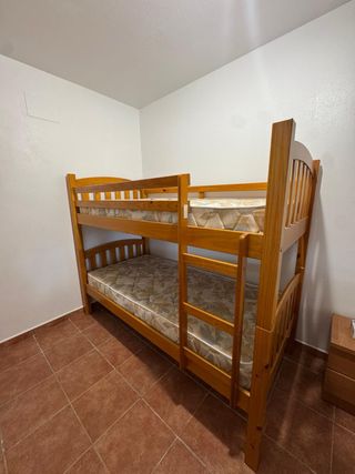 Literas de madera maciza con colchones de 90