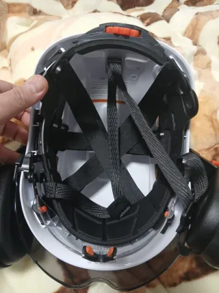 Casco de obra con visera y orejeras
