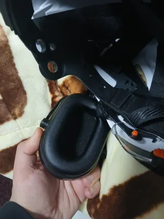 Casco de obra con visera y orejeras