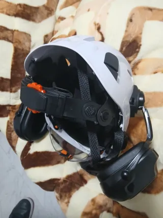 Casco de obra con visera y orejeras