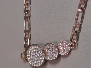 Gargantilla dorada con círculos brillantes