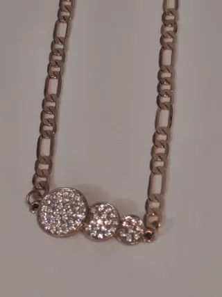 Gargantilla dorada con círculos brillantes