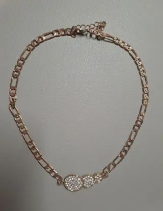 Gargantilla dorada con círculos brillantes