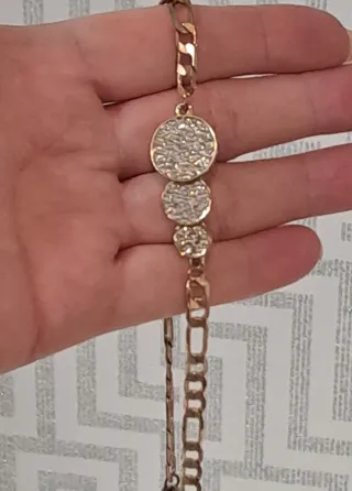 Gargantilla dorada con círculos brillantes