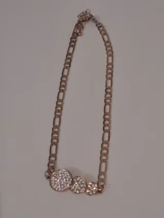 Gargantilla dorada con círculos brillantes