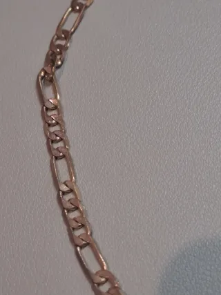 Gargantilla dorada con círculos brillantes