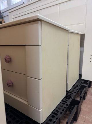 Dormitorio: Cómoda, 2 Mesitas y Cabecero