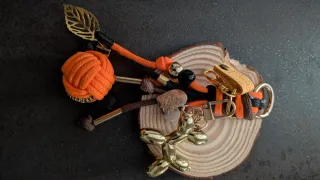 Colgante bolso paracord oro y naranja
