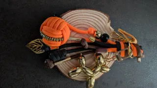 Colgante bolso paracord oro y naranja
