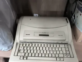 Máquina de escribir Olivetti Línea 103