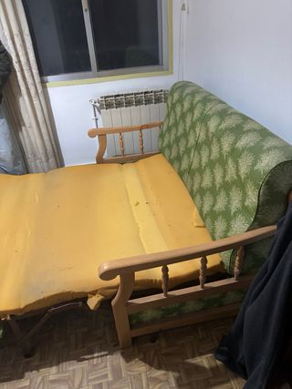 Sofá cama verde estampado floral