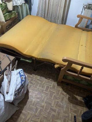 Sofá cama verde estampado floral