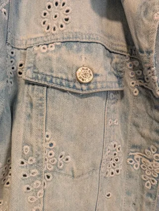 Cazadora vaquera Desigual bordada