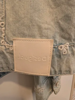 Cazadora vaquera Desigual bordada
