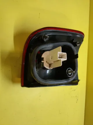 PILOTO TRASERO IZQUIERDO NISSAN TERRANO II