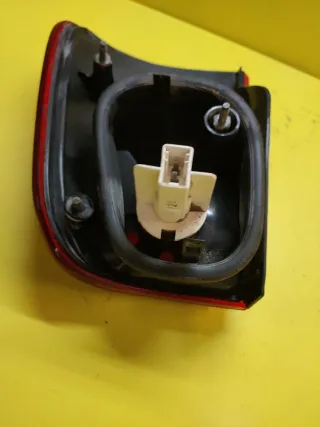 PILOTO TRASERO IZQUIERDO NISSAN TERRANO II