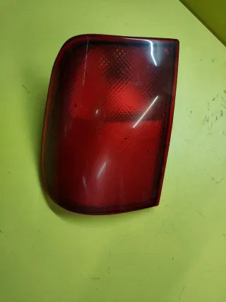 PILOTO TRASERO IZQUIERDO NISSAN TERRANO II