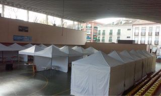 Carpas de tela blancas