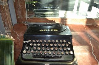 Máquina de escribir Adler antigua
