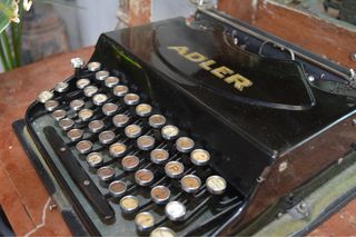 Máquina de escribir Adler antigua