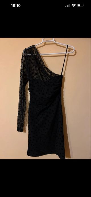 Vestido negro de fiesta con lunares
