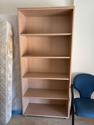 Mueble de oficina con puertas de cristal