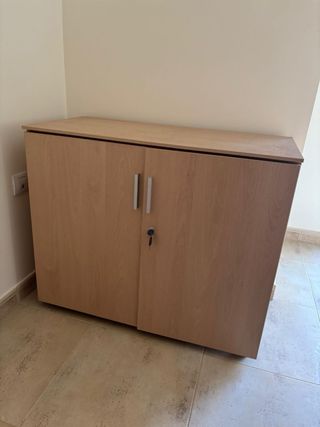 Mueble de oficina con puertas de cristal