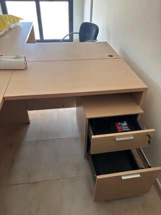 Mueble de oficina con puertas de cristal